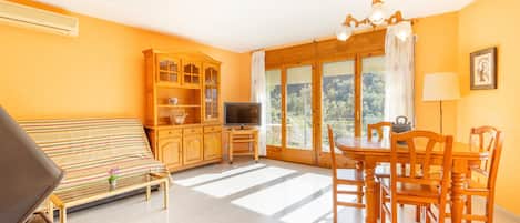 Fernseher, Kamin, Tischtennisplatte