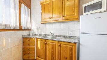 Een koelkast, een magnetron, een oven, een kookplaat