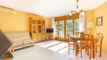 Tv, eldstad och ett bordtennisbord