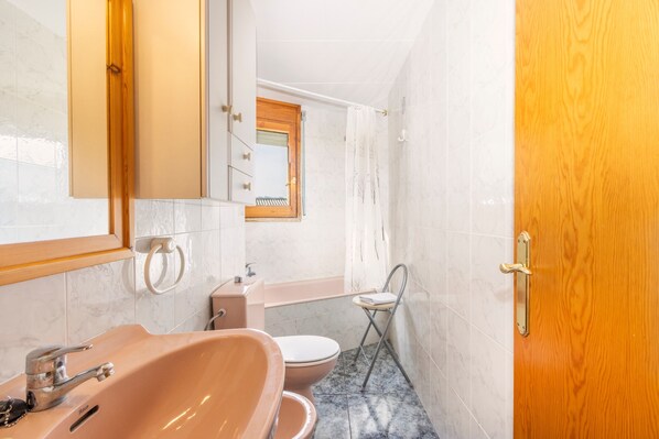 Ein Badezimmer mit Waschbecken, Toilette und Dusche.