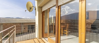 Ferienwohnung 'Casa De La Font' mit Bergblick, Gemeinschaftspool und Klimaanlage