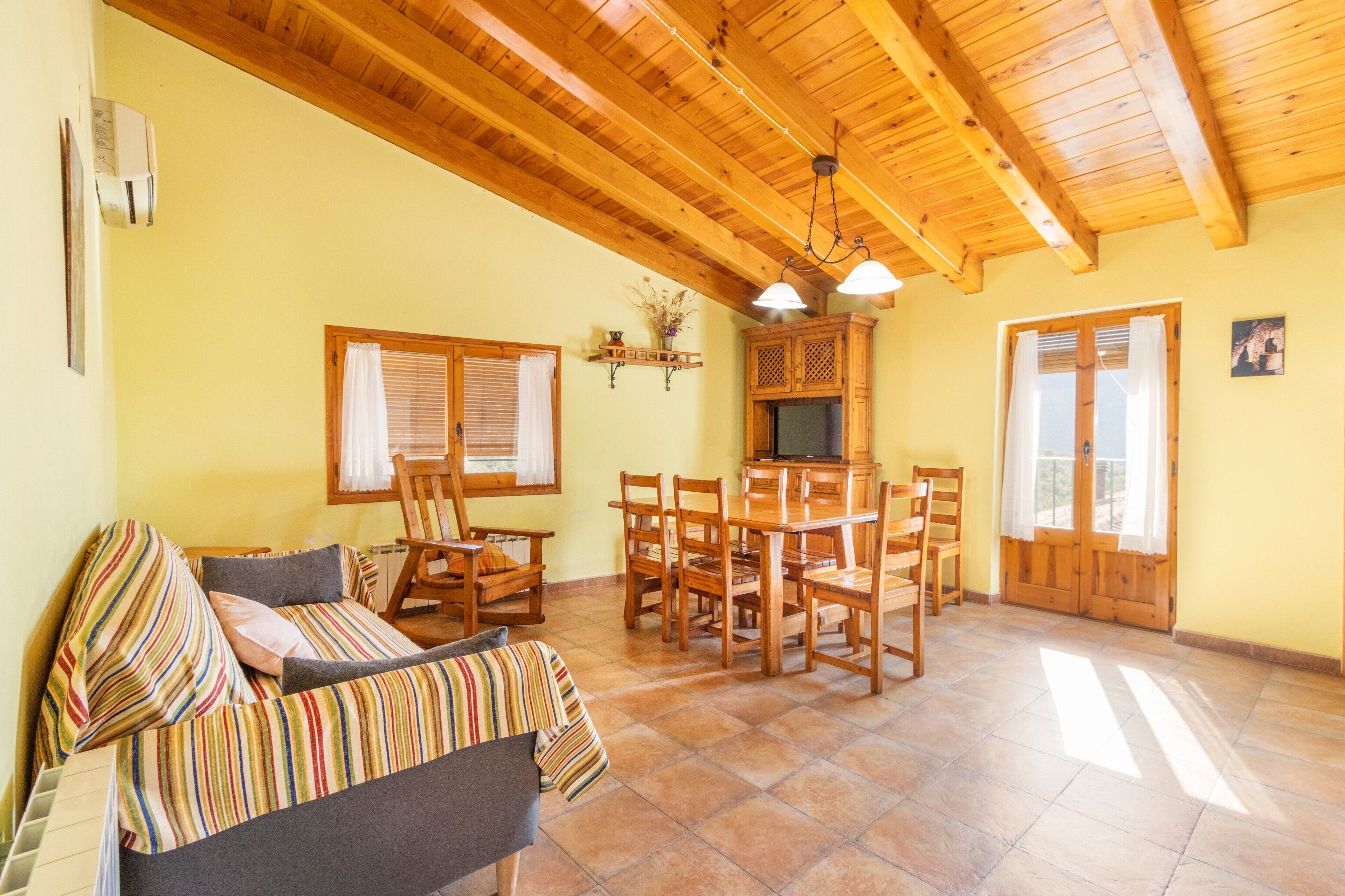 Una televisión, una mesa de tenis de mesa