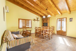 TV, ping pong - Apartment 'Casa Jaumet 2' in Sant Martí de Barcedana with Wi-Fi and Air Conditioning (Sant Martí de Barcedana Pallars Jussà)