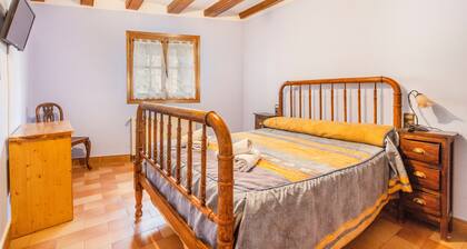 Room 'Double 5' Casa Roca-Sant Martí de Barcedana with Wi-Fi and Air Conditioning.