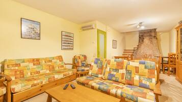 Una televisión, una mesa de tenis de mesa