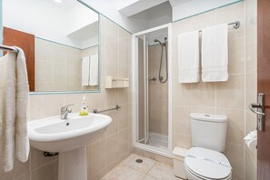 Douche, séchoir à cheveux, serviettes fournies