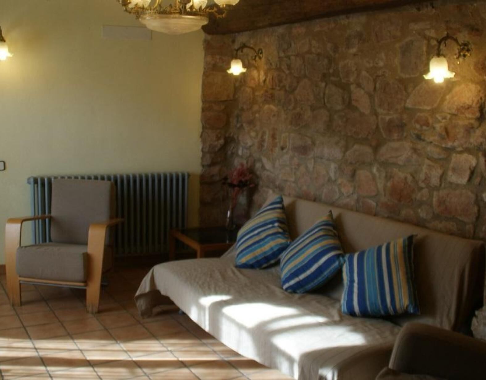 Een televisie en een open haard