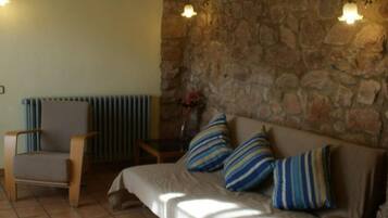 Een televisie en een open haard