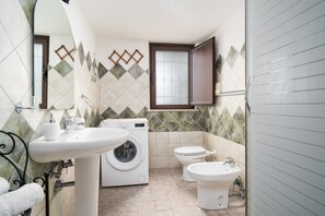 Dusche, kostenlose Toilettenartikel, Haartrockner, Handtücher