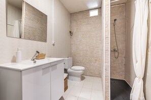 Ducha, secador de pelo y toallas