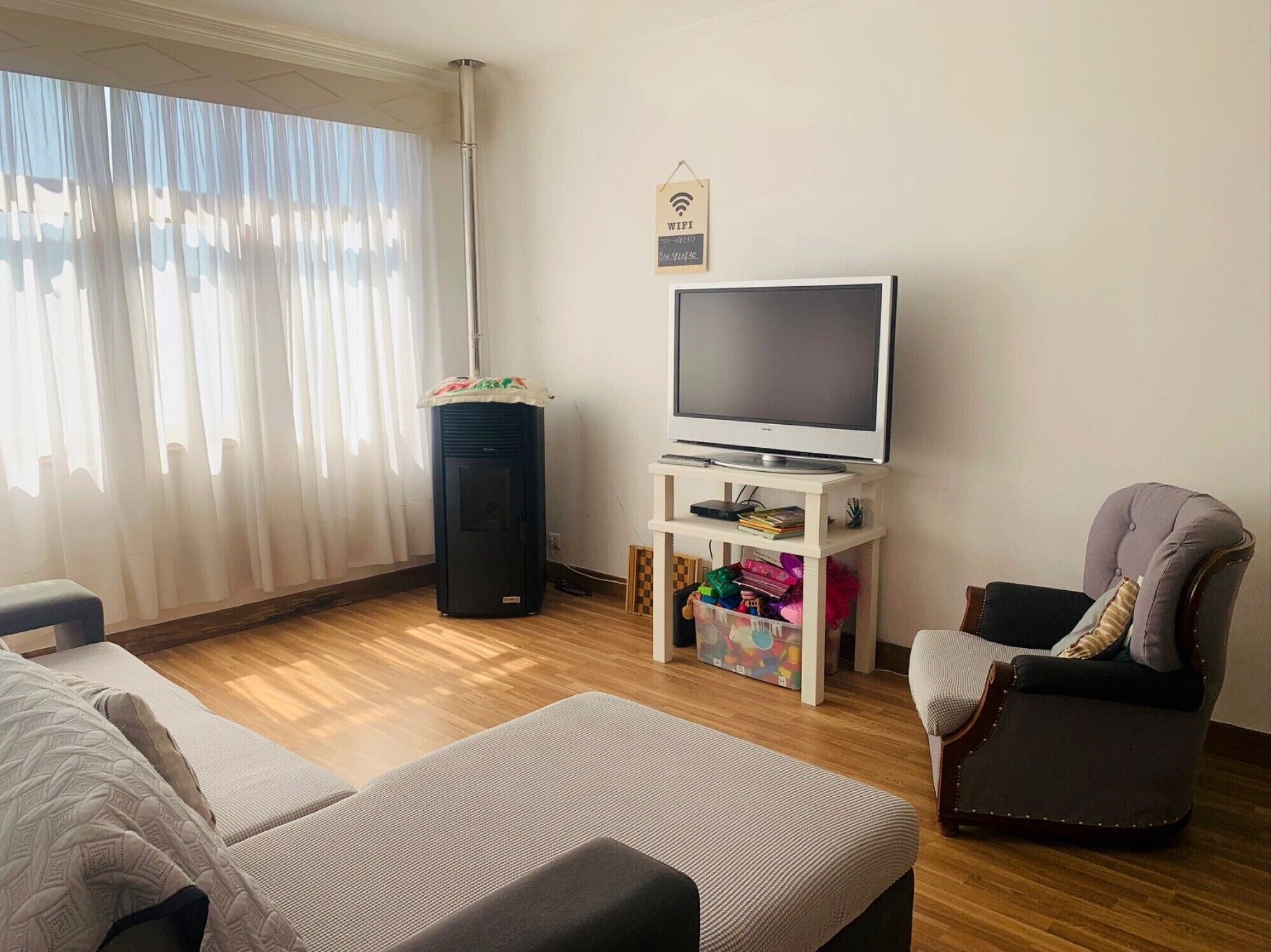 Una televisión, una chimenea
