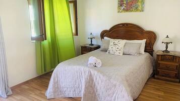 3 bedrooms, iron/ironing board, free WiFi, bed sheets