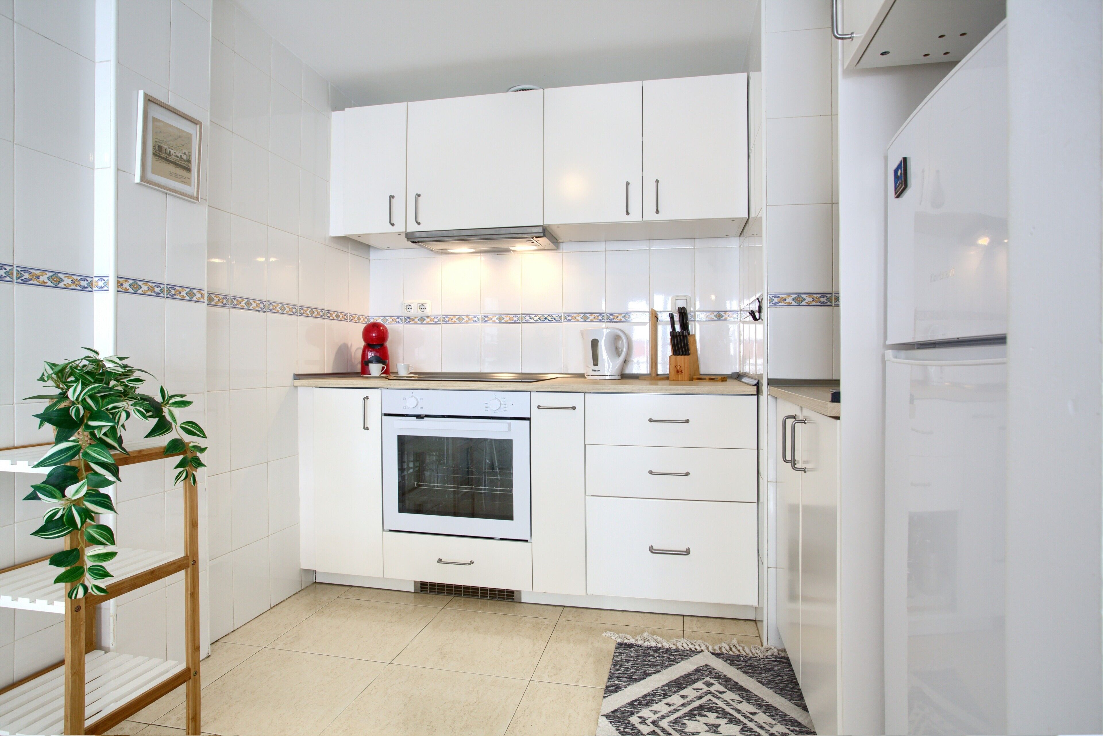 Fridge, oven, stovetop, coffee/tea maker