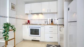 Fridge, oven, stovetop, coffee/tea maker