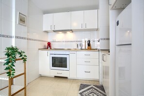 Køleskab, ovn, kogeplade, kaffe-/temaskine