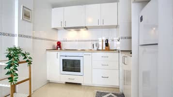 Kjøleskap, ovn, kokeplater og kaffetrakter/tekoker