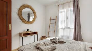 2 bedrooms, iron/ironing board, free WiFi, bed sheets