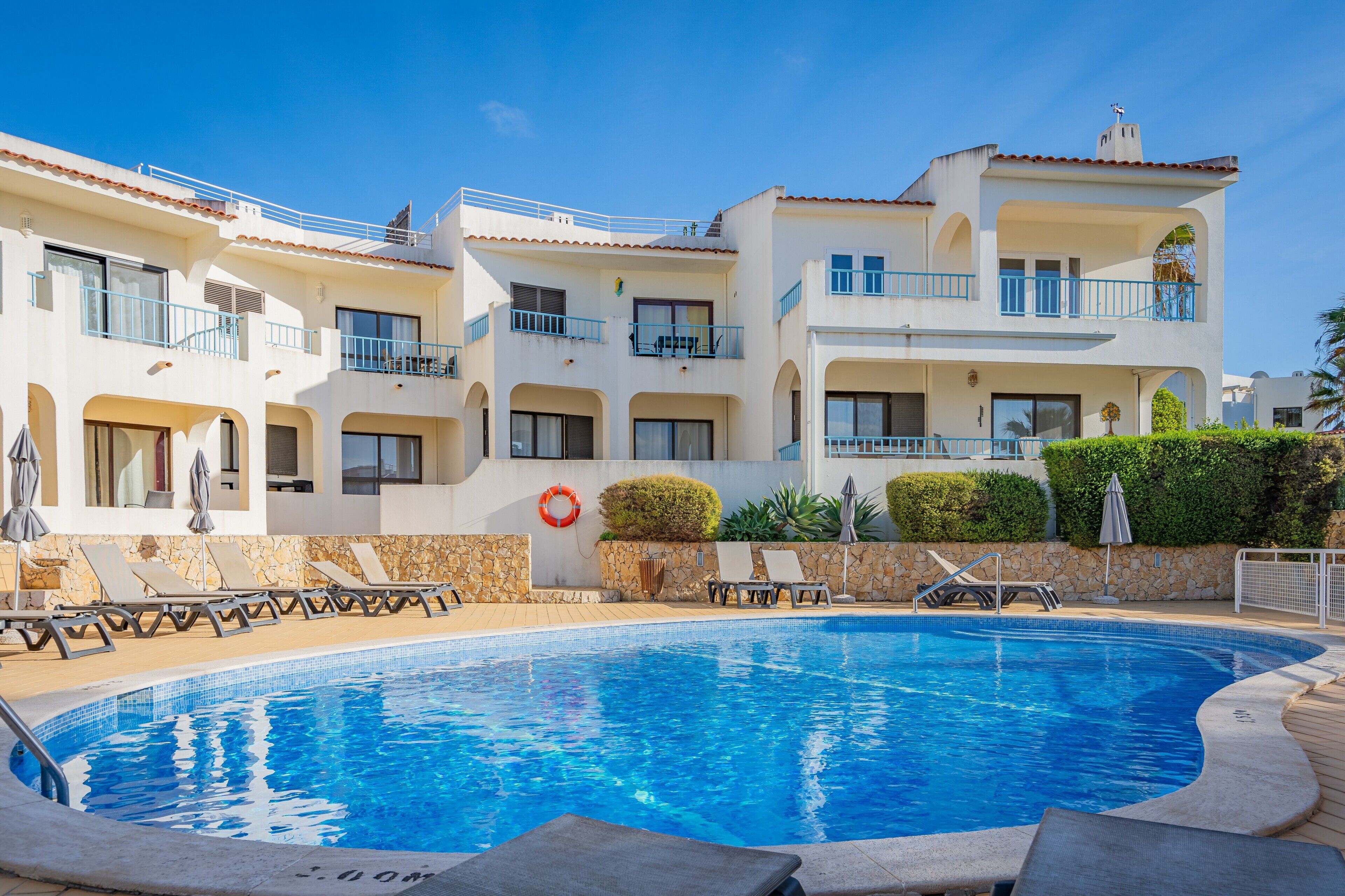 Een verwarmd zwembad