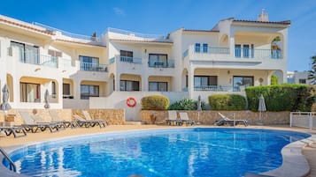 Een verwarmd zwembad