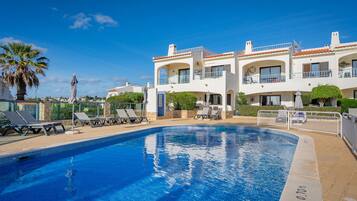 Een verwarmd zwembad