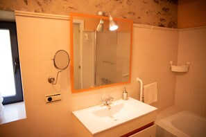 Douche, serviettes fournies