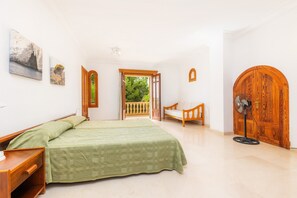 5 bedrooms, iron/ironing board, free WiFi, bed sheets