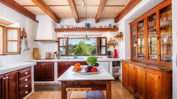 Kjøleskap, ovn, kokeplater og oppvaskmaskin