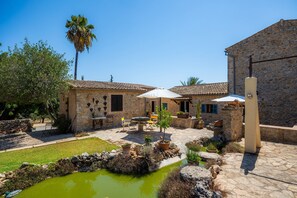 Outdoor dining - Country House 'Ses Velletes' with Private Pool, Private Terrace and Wi-Fi (Artà)