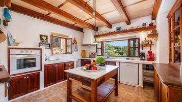 Kjøleskap, ovn, kokeplater og oppvaskmaskin