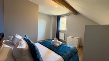 4 bedrooms, iron/ironing board, free WiFi, bed sheets