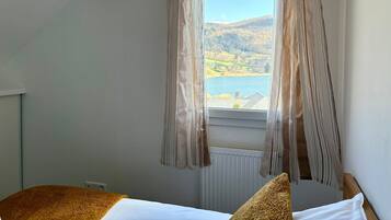 4 bedrooms, iron/ironing board, free WiFi, bed sheets