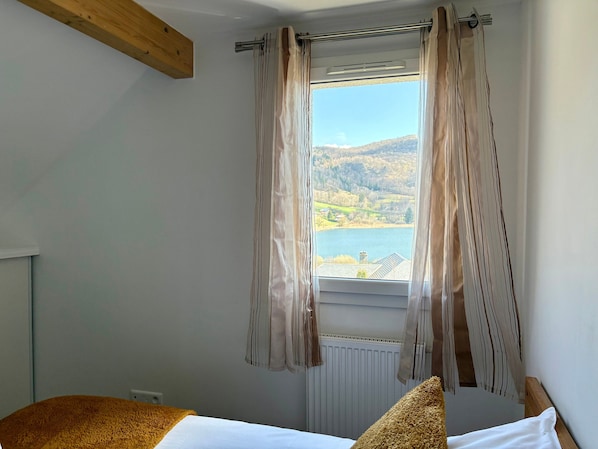 4 bedrooms, iron/ironing board, free WiFi, bed sheets - Lake House with Wifi, Terrace, and Lake View (La Thuile)