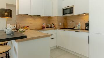 Fridge, microwave, oven, stovetop