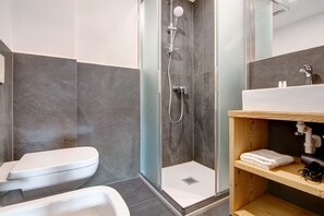 Een douche, een haardroger, handdoeken