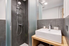 Douche, séchoir à cheveux, serviettes fournies