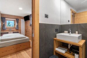 Shower, hair dryer, towels - Room 'Ferré' with Lake View, Shared Garden and Wi-Fi (Madesimo)