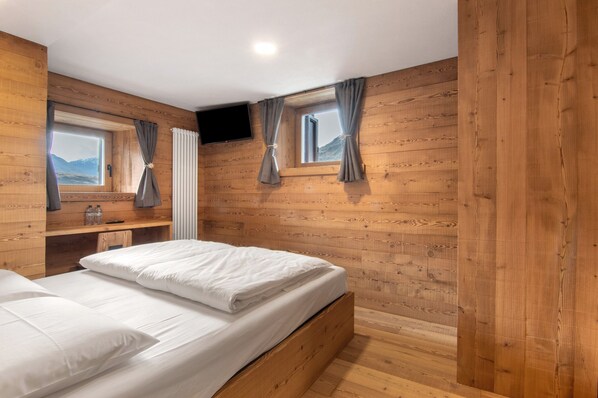 1 bedroom, free WiFi, bed sheets - Room 'Ferré' with Lake View, Shared Garden and Wi-Fi (Madesimo)