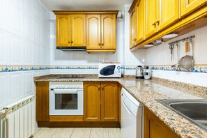 Private kitchen - Rural House 'Masia Arinesa - Cullatur' with Mountain Views, Private Terrace and Wi-Fi (Culla)