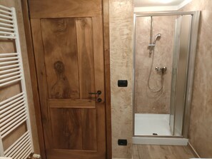 Douche, sèche-cheveux, serviettes fournies