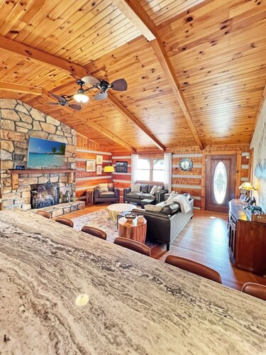 Tall Maple Lodge with Views