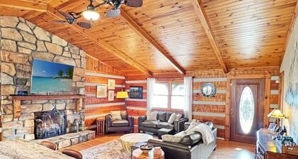 Tall Maple Lodge with Views