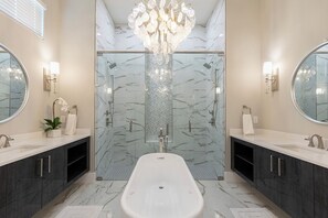 Shower, hair dryer, towels - The Commodious Chateau-TT452 (Kissimmee)