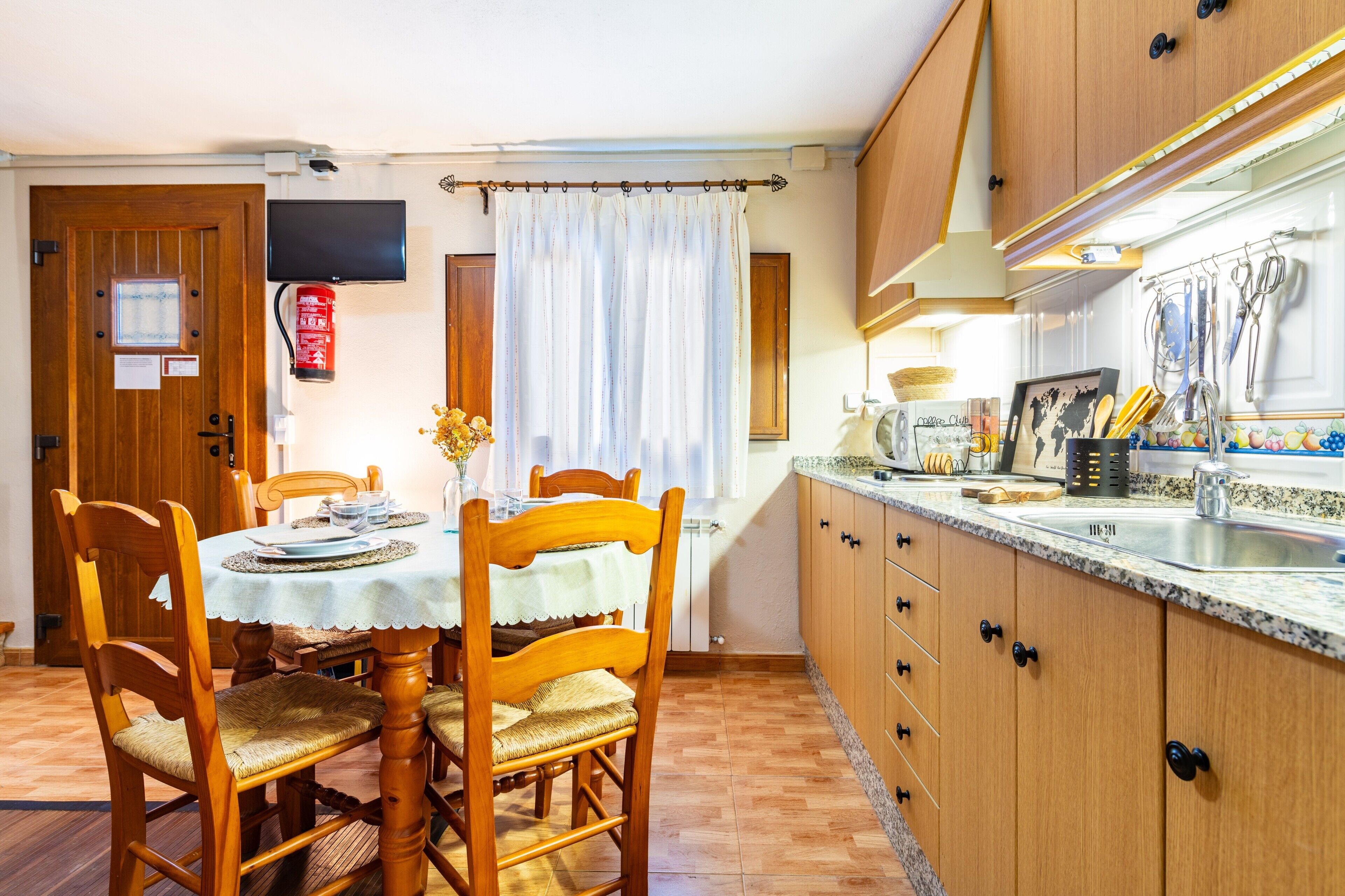 Coffee/tea maker, fridge, microwave, stovetop