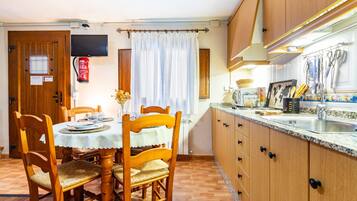 Coffee/tea maker, fridge, microwave, stovetop