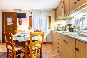 Coffee/tea maker, fridge, microwave, stovetop