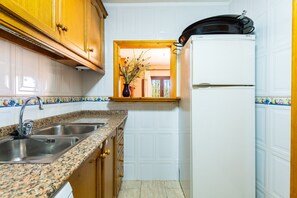 Coffee/tea maker, fridge, microwave, oven