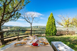Outdoor dining - Country House 'Arinesa A' with Mountain Views, Shared Terrace and Shared Garden (Culla)