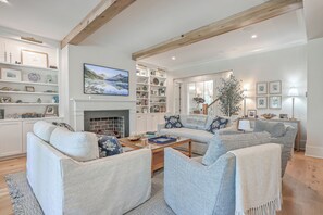 Smart TV, fireplace, stereo