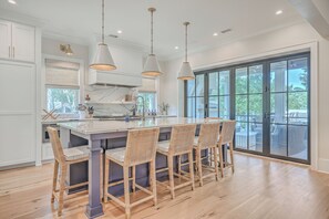 Fridge, microwave, oven, stovetop - Fourth Green Getaway by Sandpiper | Near Beach (Seabrook Island)