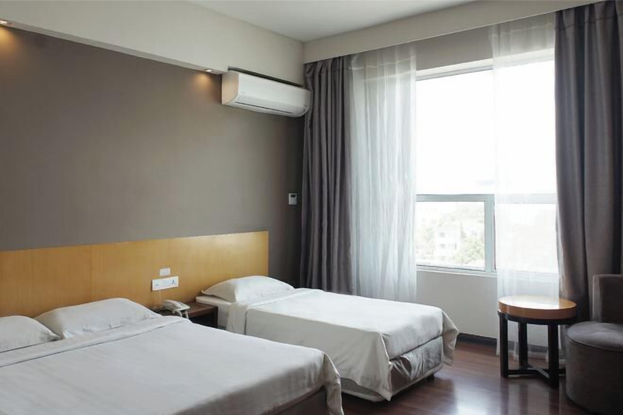 Bàn ủi/dụng cụ ủi quần áo 